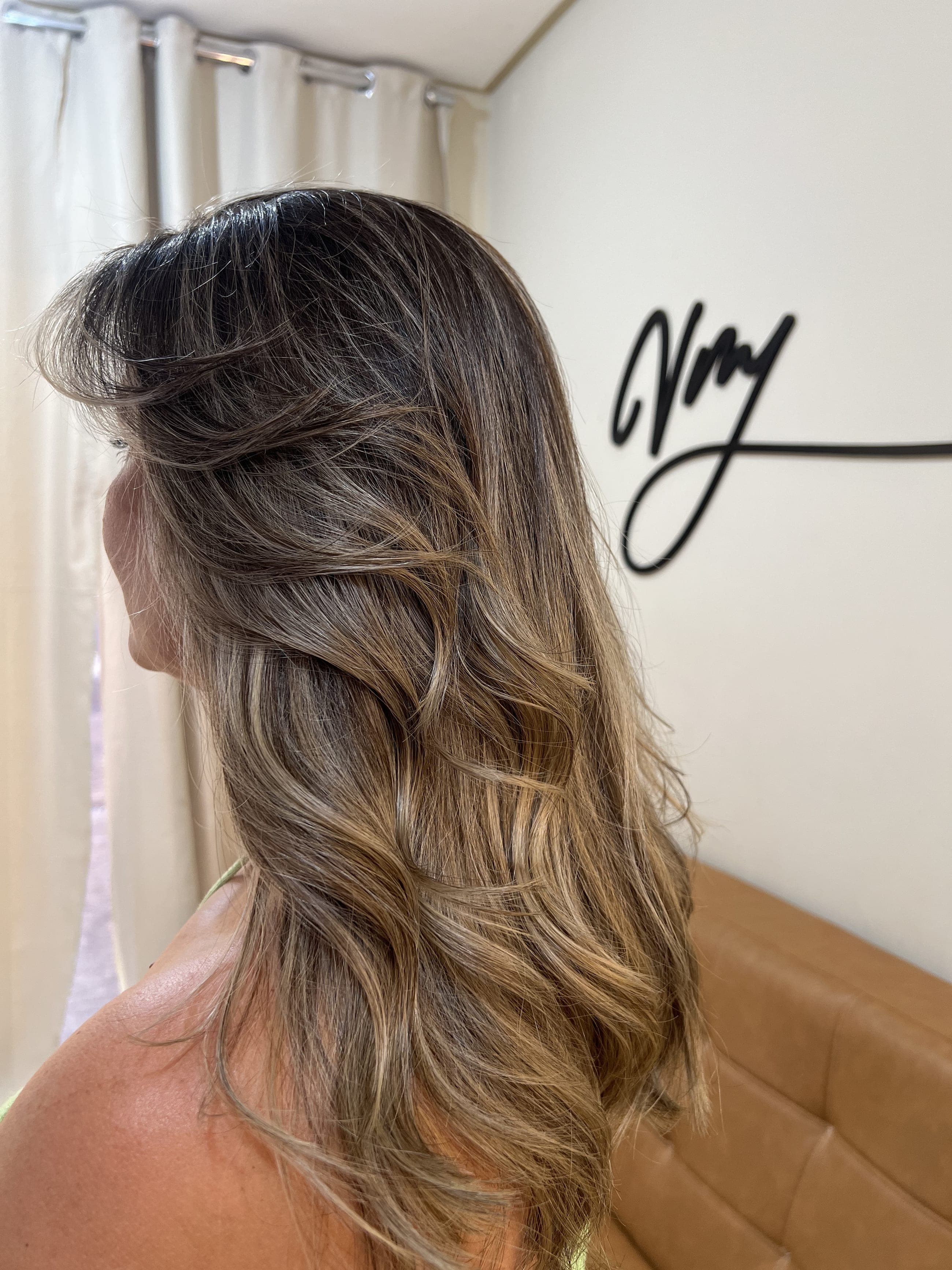 Cabelo com mechas e ondas em salão da Veida Matos Hair