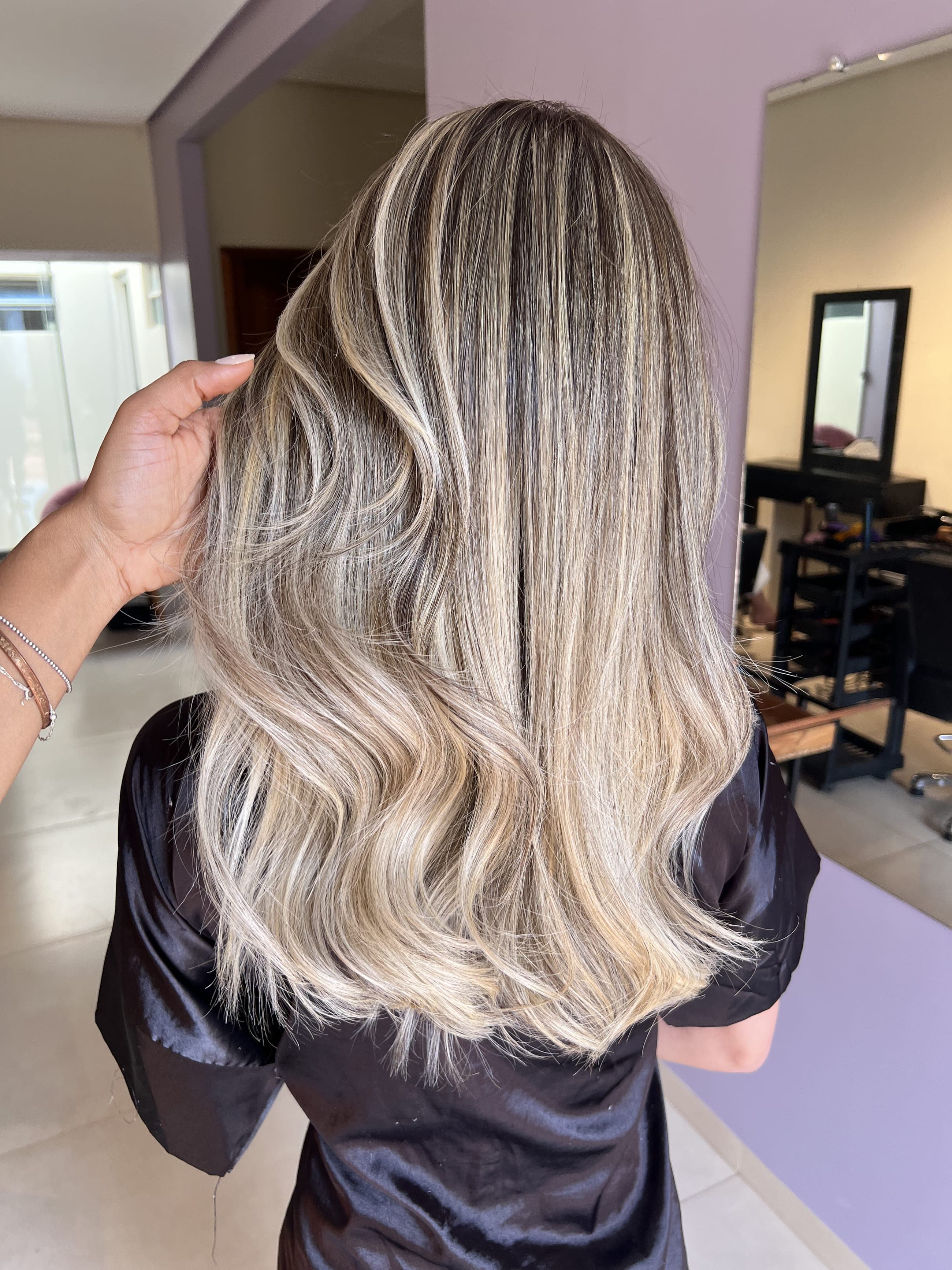 Cabelo loiro baby blond em salão da Veida Matos Hair