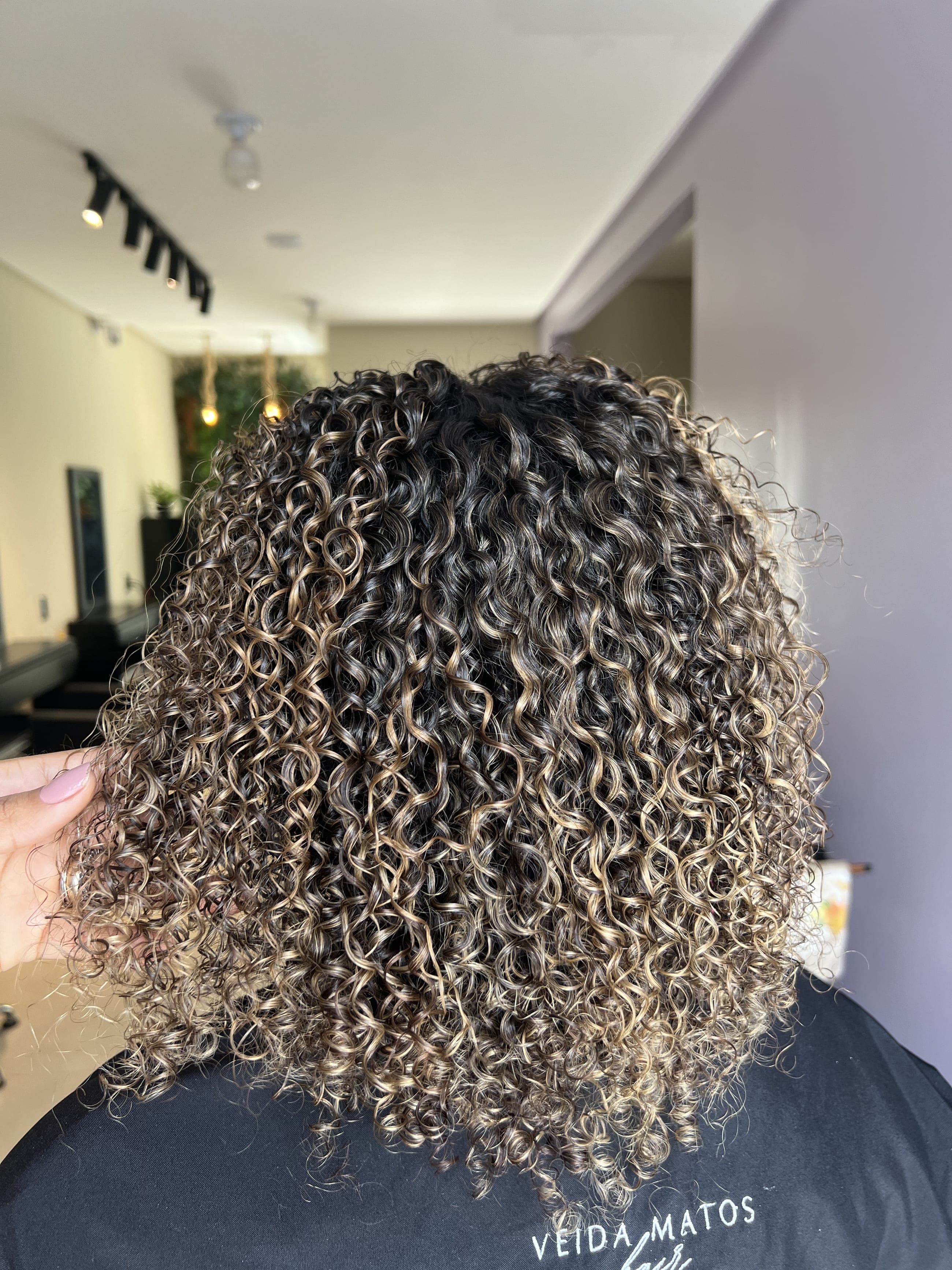 Mechas em cabelo cacheado em salão da Veida Matos Hair