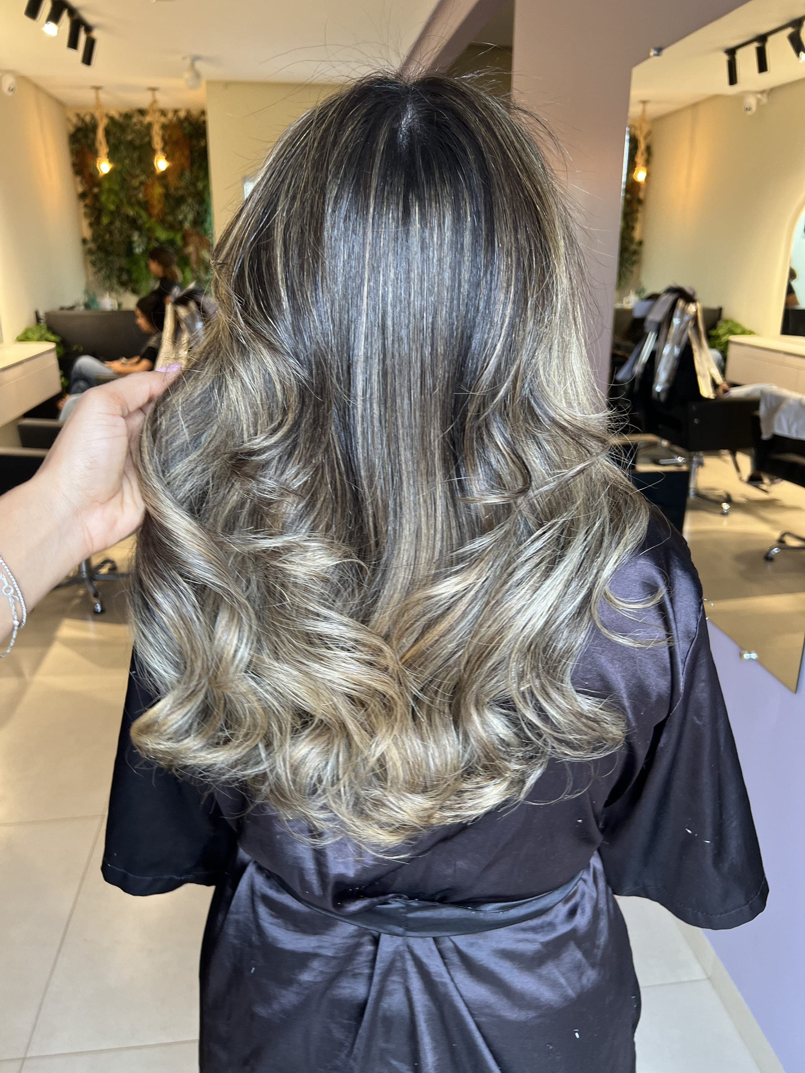 Cabelo com mechas iluminadas em salão da Veida Matos Hair